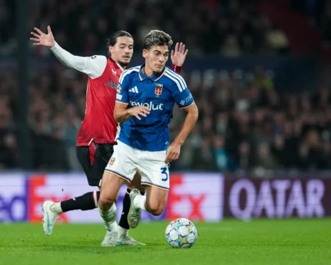 Spelers van Como en Feyenoord in duel tijdens een voetbalwedstrijd.