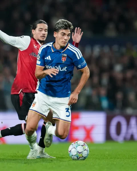 Spelers van Como en Feyenoord in duel tijdens een voetbalwedstrijd.