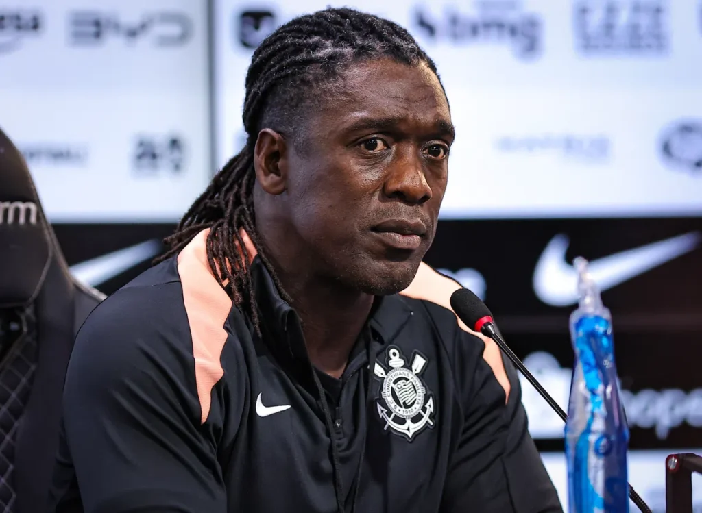 Clarence Seedorf spreekt op een persconferentie in een Corinthians-trainingspak.