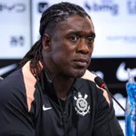 Clarence Seedorf spreekt op een persconferentie in een Corinthians-trainingspak.