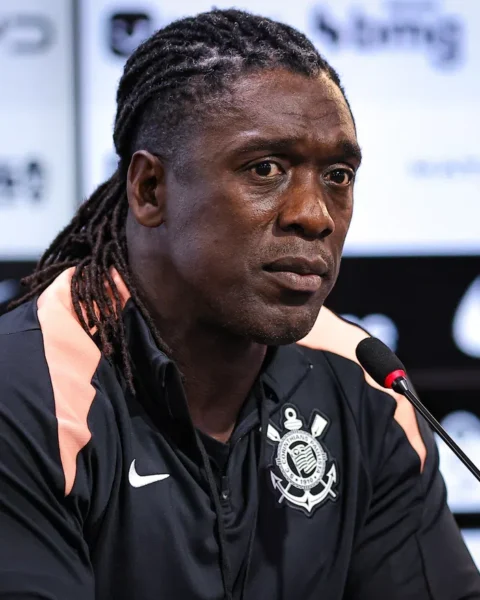 Clarence Seedorf spreekt op een persconferentie in een Corinthians-trainingspak.