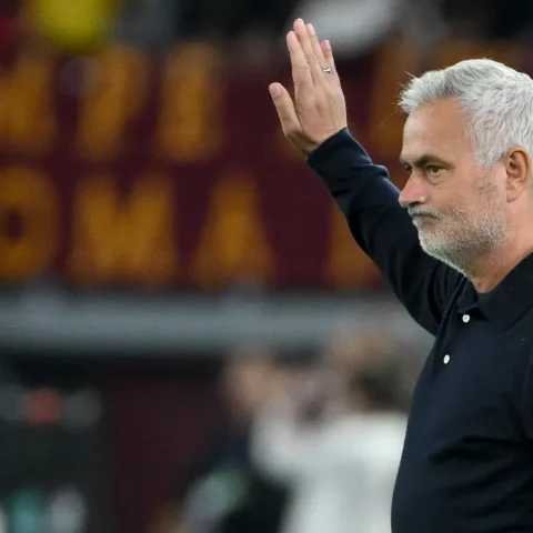 José Mourinho steekt zijn hand op langs de zijlijn tijdens een wedstrijd van AS Roma.
