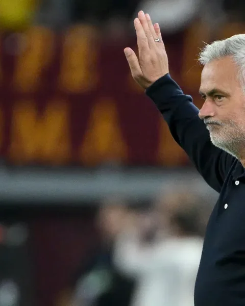 José Mourinho steekt zijn hand op langs de zijlijn tijdens een wedstrijd van AS Roma.