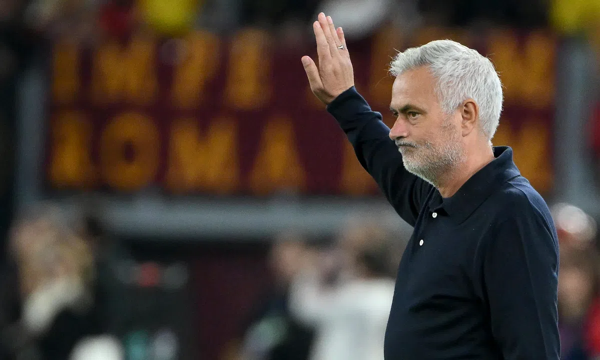 José Mourinho steekt zijn hand op langs de zijlijn tijdens een wedstrijd van AS Roma.