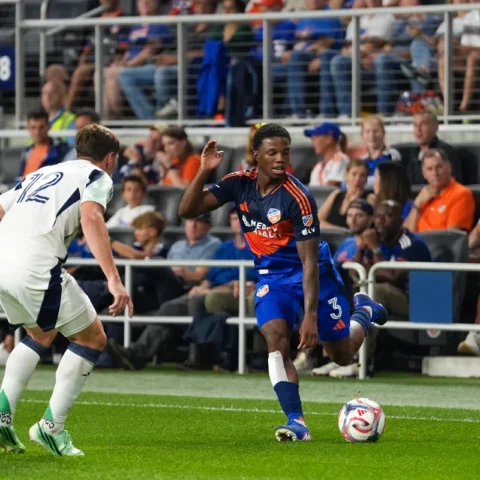 Speler van Inter Miami probeert een actie uit te spelen tegen een verdediger in een MLS-wedstrijd.