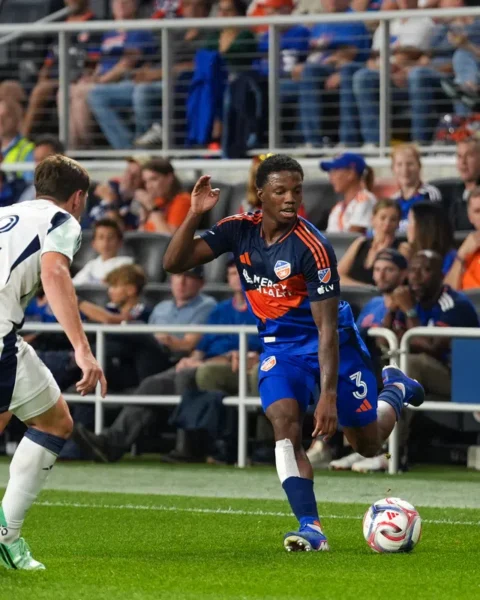 Speler van Inter Miami probeert een actie uit te spelen tegen een verdediger in een MLS-wedstrijd.