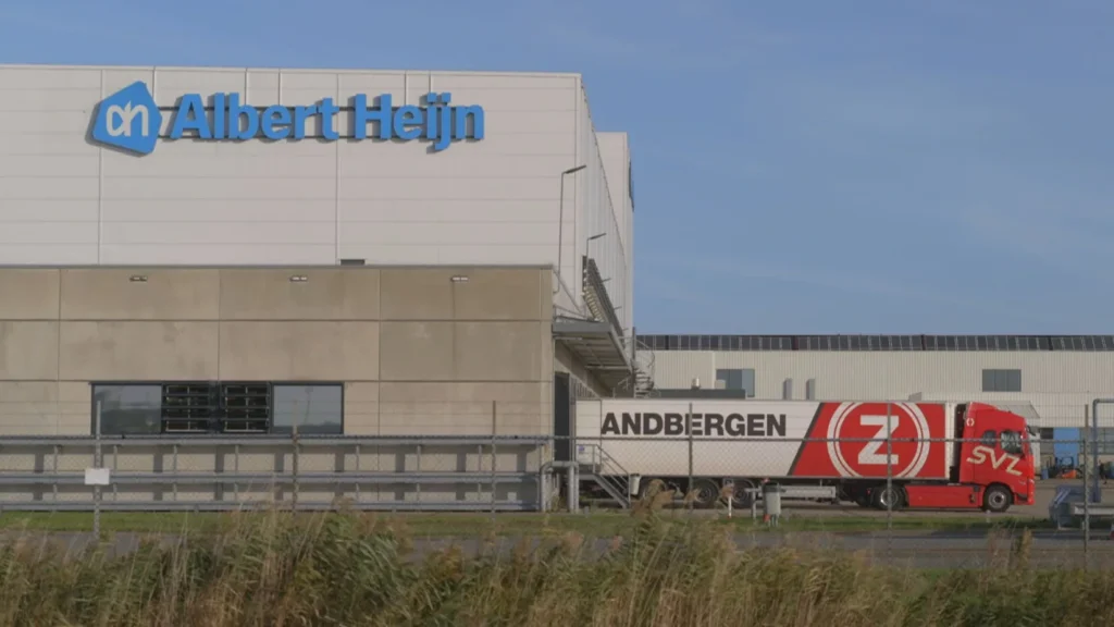 Albert Heijn-distributiecentrum met een vrachtwagen bij het gebouw.