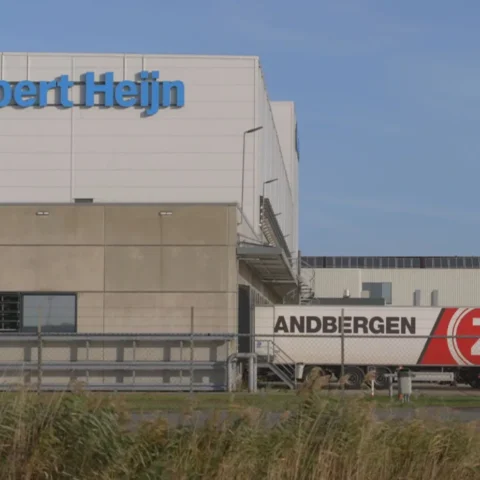 Albert Heijn-distributiecentrum met een vrachtwagen bij het gebouw.