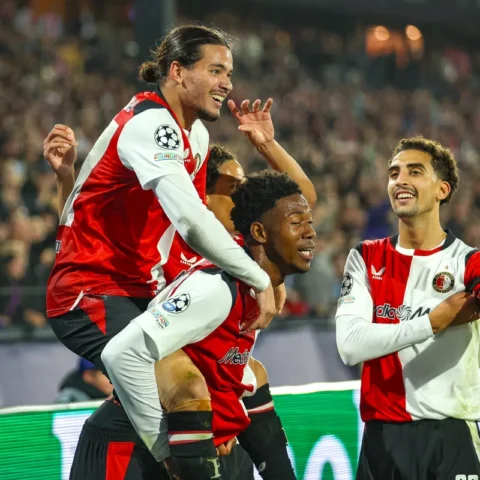Feyenoord-spelers vieren een doelpunt tijdens een Champions League-wedstrijd.