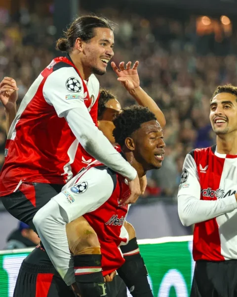 Feyenoord-spelers vieren een doelpunt tijdens een Champions League-wedstrijd.