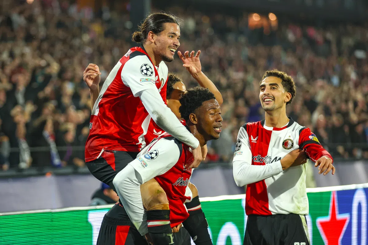 Feyenoord-spelers vieren een doelpunt tijdens een Champions League-wedstrijd.