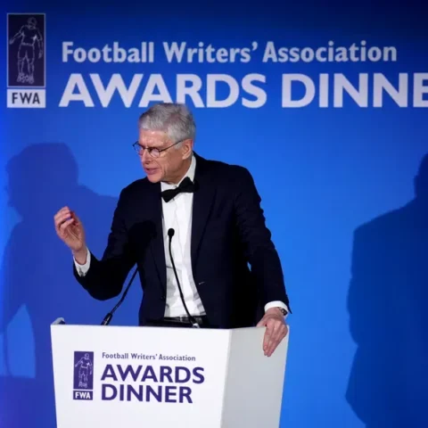 Arsène Wenger spreekt tijdens het Football Writers’ Association Awards Dinner.