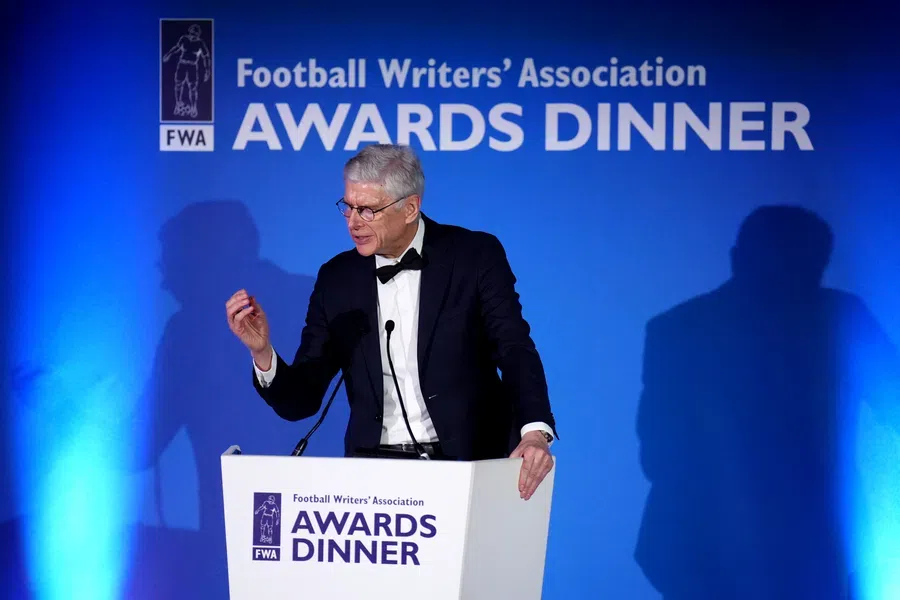 Arsène Wenger spreekt tijdens het Football Writers’ Association Awards Dinner.
