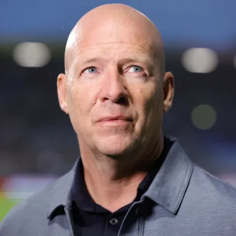 Portret van Henry van der Vegt in een stadionomgeving.