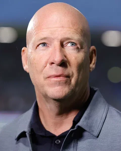 Portret van Henry van der Vegt in een stadionomgeving.