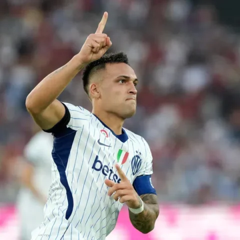 Lautaro Martínez in het shirt van Inter tijdens een wedstrijd, wijzend omhoog.