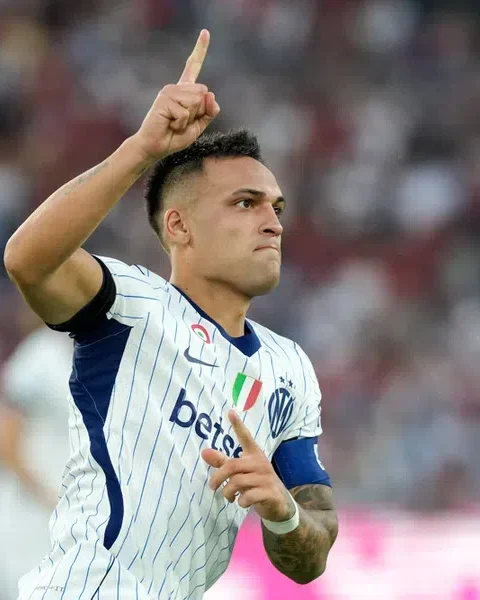 Lautaro Martínez in het shirt van Inter tijdens een wedstrijd, wijzend omhoog.