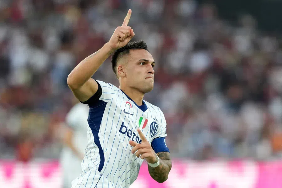 Lautaro Martínez in het shirt van Inter tijdens een wedstrijd, wijzend omhoog.