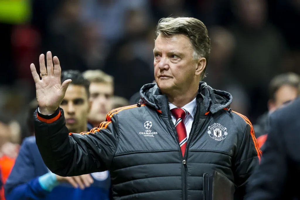 Louis van Gaal zwaait langs het veld in een Manchester United-jack.