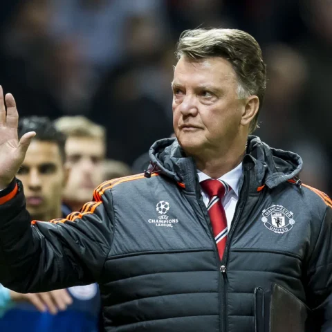 Louis van Gaal zwaait langs het veld in een Manchester United-jack.