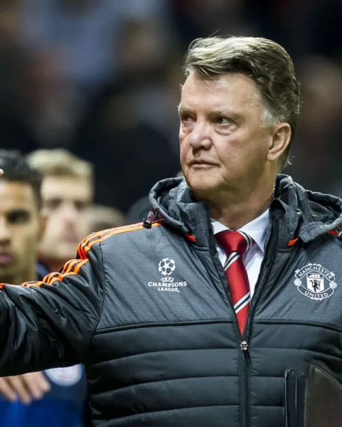 Louis van Gaal zwaait langs het veld in een Manchester United-jack.