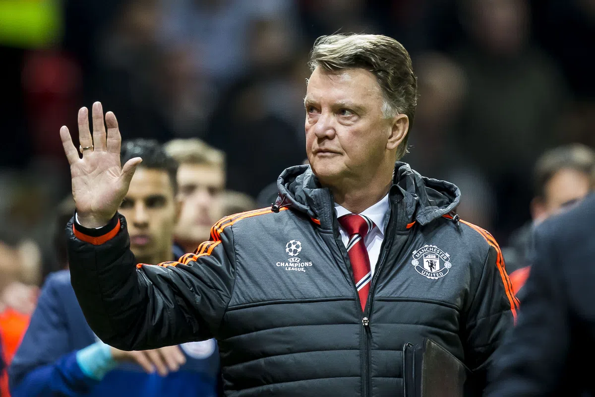 Louis van Gaal zwaait langs het veld in een Manchester United-jack.