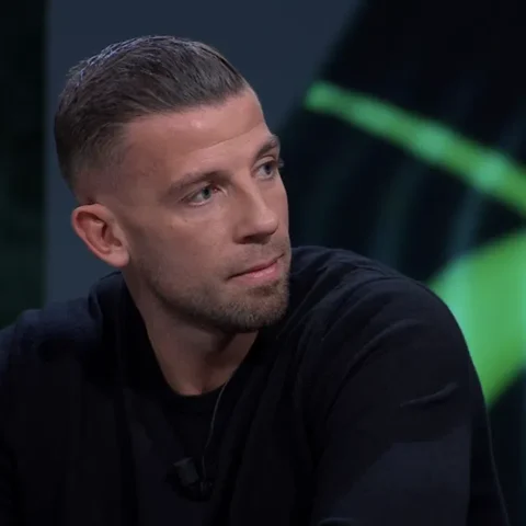 Toby Alderweireld in een tv-studio tijdens een uitzending van Ziggo Sport.