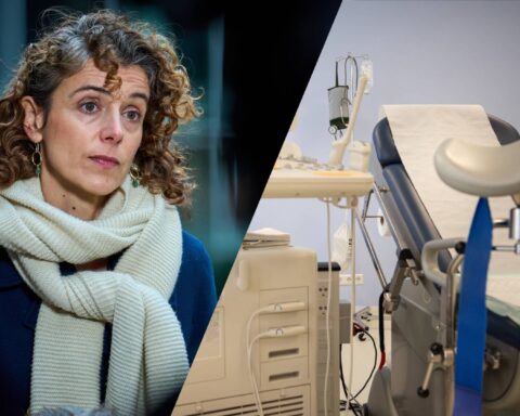 Links een portret van een vrouw met krullend haar en lichte sjaal; rechts een gynaecologische behandelstoel in een medische ruimte.