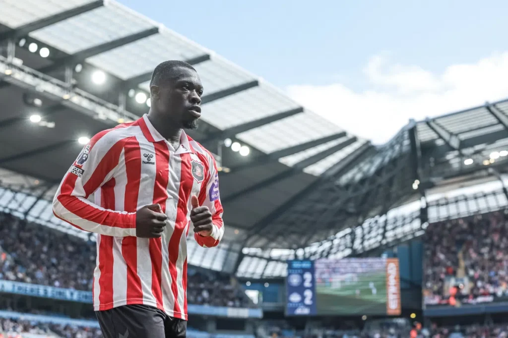 Brian Brobbey in een rood-wit gestreept Sunderland-shirt in het stadion.
