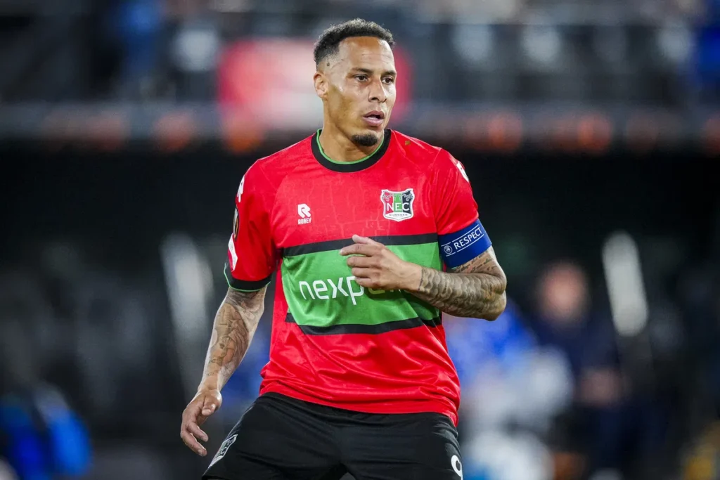 Tjaronn Chery in het NEC-shirt tijdens een wedstrijd.