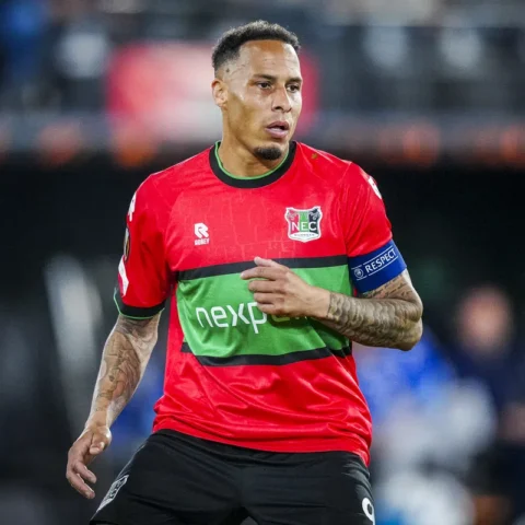 Tjaronn Chery in het NEC-shirt tijdens een wedstrijd.