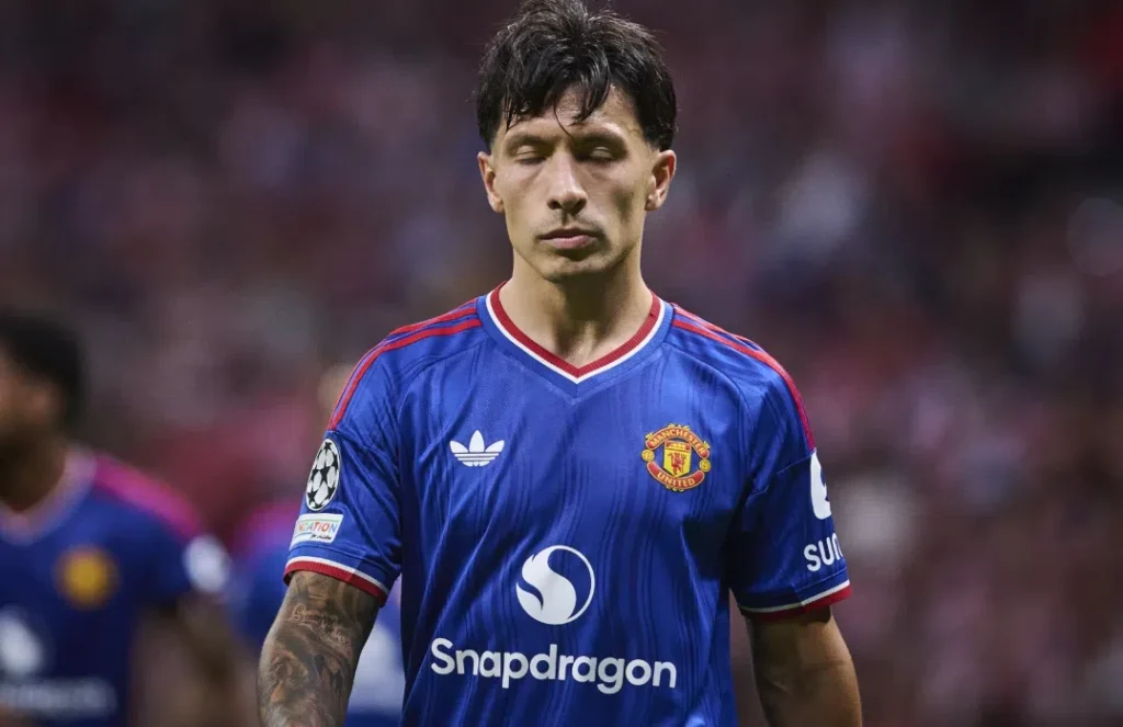 Lisandro Martínez staat in een Manchester United-shirt op het veld met gesloten ogen.
