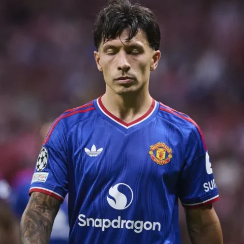 Lisandro Martínez staat in een Manchester United-shirt op het veld met gesloten ogen.