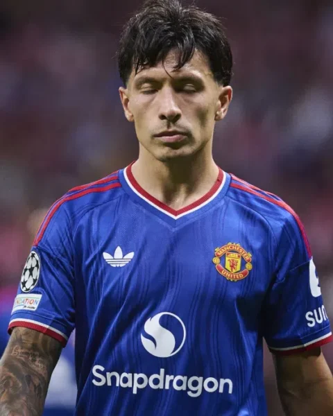 Lisandro Martínez staat in een Manchester United-shirt op het veld met gesloten ogen.