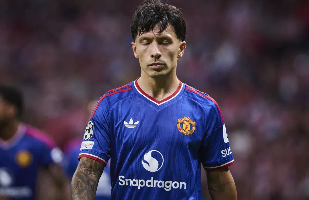 Lisandro Martínez staat in een Manchester United-shirt op het veld met gesloten ogen.