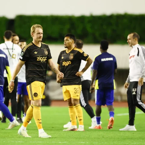 Spelers van Ajax en Hajduk Split op het veld tijdens een onderbreking van de wedstrijd.
