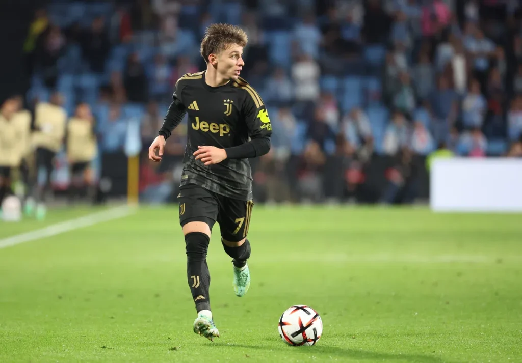 Francisco Conceiçao in Juventus-tenue dribbelt met de bal tijdens een wedstrijd.