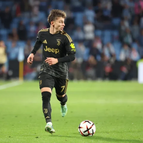 Francisco Conceiçao in Juventus-tenue dribbelt met de bal tijdens een wedstrijd.