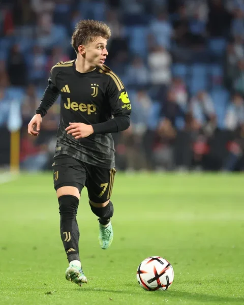 Francisco Conceiçao in Juventus-tenue dribbelt met de bal tijdens een wedstrijd.