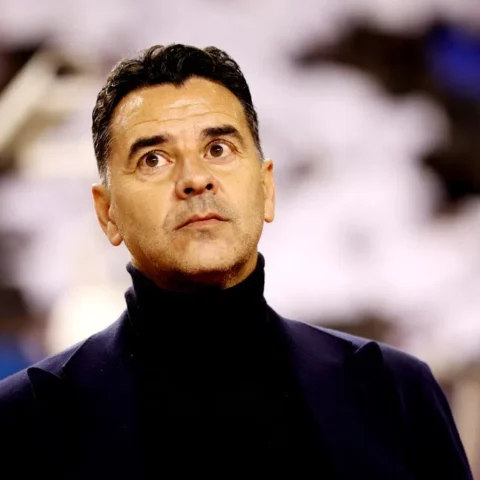 Ajax-trainer Míchel kijkt serieus langs het veld.