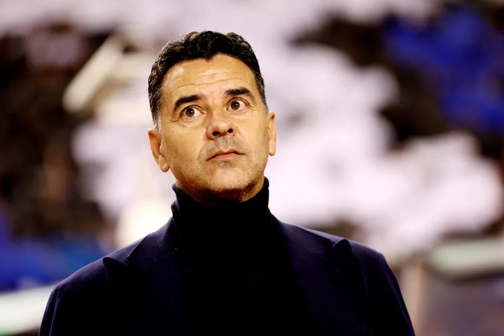 Ajax-trainer Míchel kijkt serieus langs het veld.