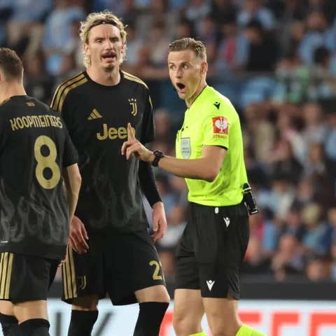 Teun Koopmeiners in Juventus-tenue tijdens een voetbalwedstrijd, naast een scheidsrechter.