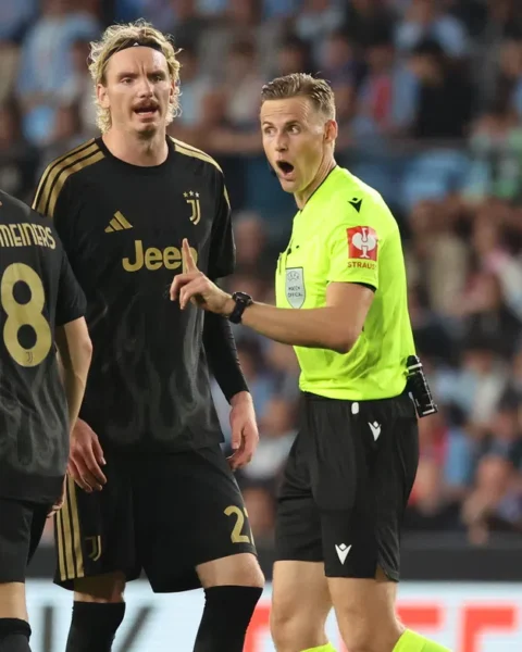 Teun Koopmeiners in Juventus-tenue tijdens een voetbalwedstrijd, naast een scheidsrechter.