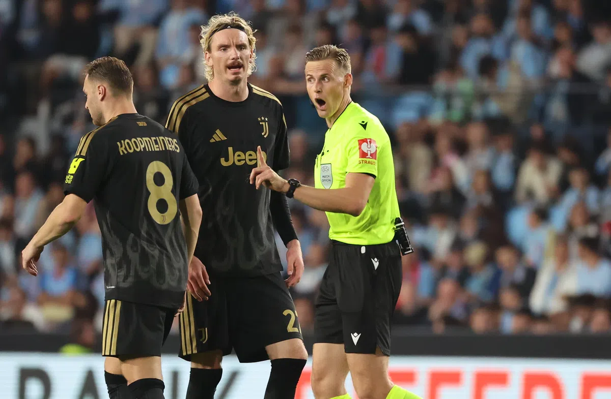 Teun Koopmeiners in Juventus-tenue tijdens een voetbalwedstrijd, naast een scheidsrechter.