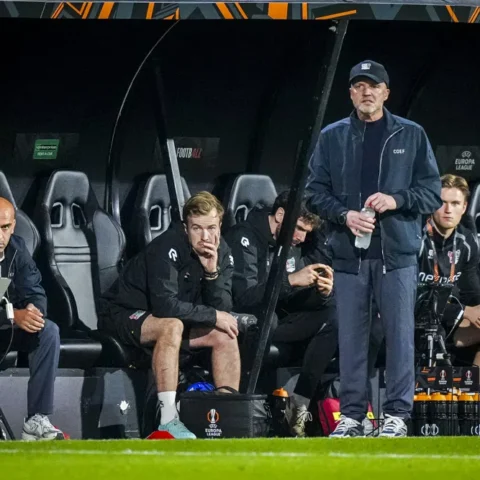 Dick Schreuder staat langs de zijlijn bij de dug-out van NEC tijdens een wedstrijd.