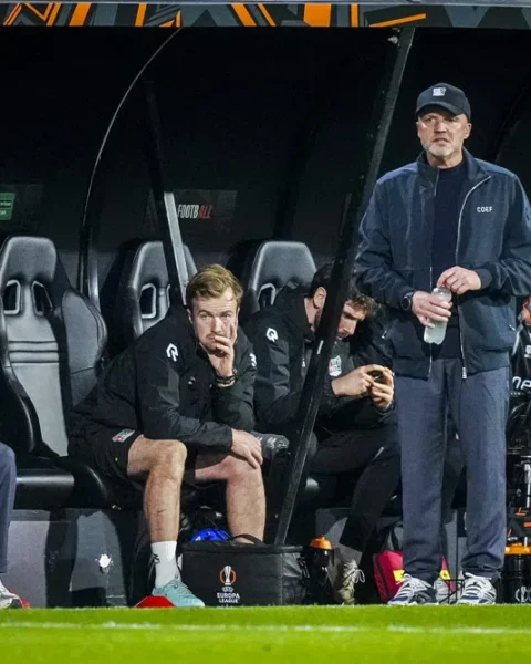 Dick Schreuder staat langs de zijlijn bij de dug-out van NEC tijdens een wedstrijd.