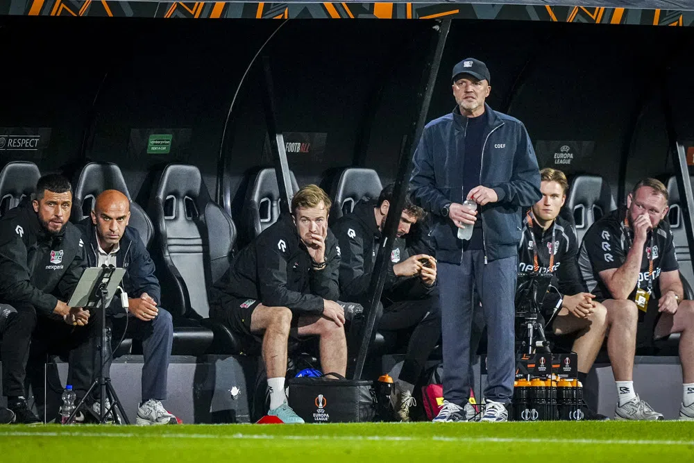 Dick Schreuder staat langs de zijlijn bij de dug-out van NEC tijdens een wedstrijd.