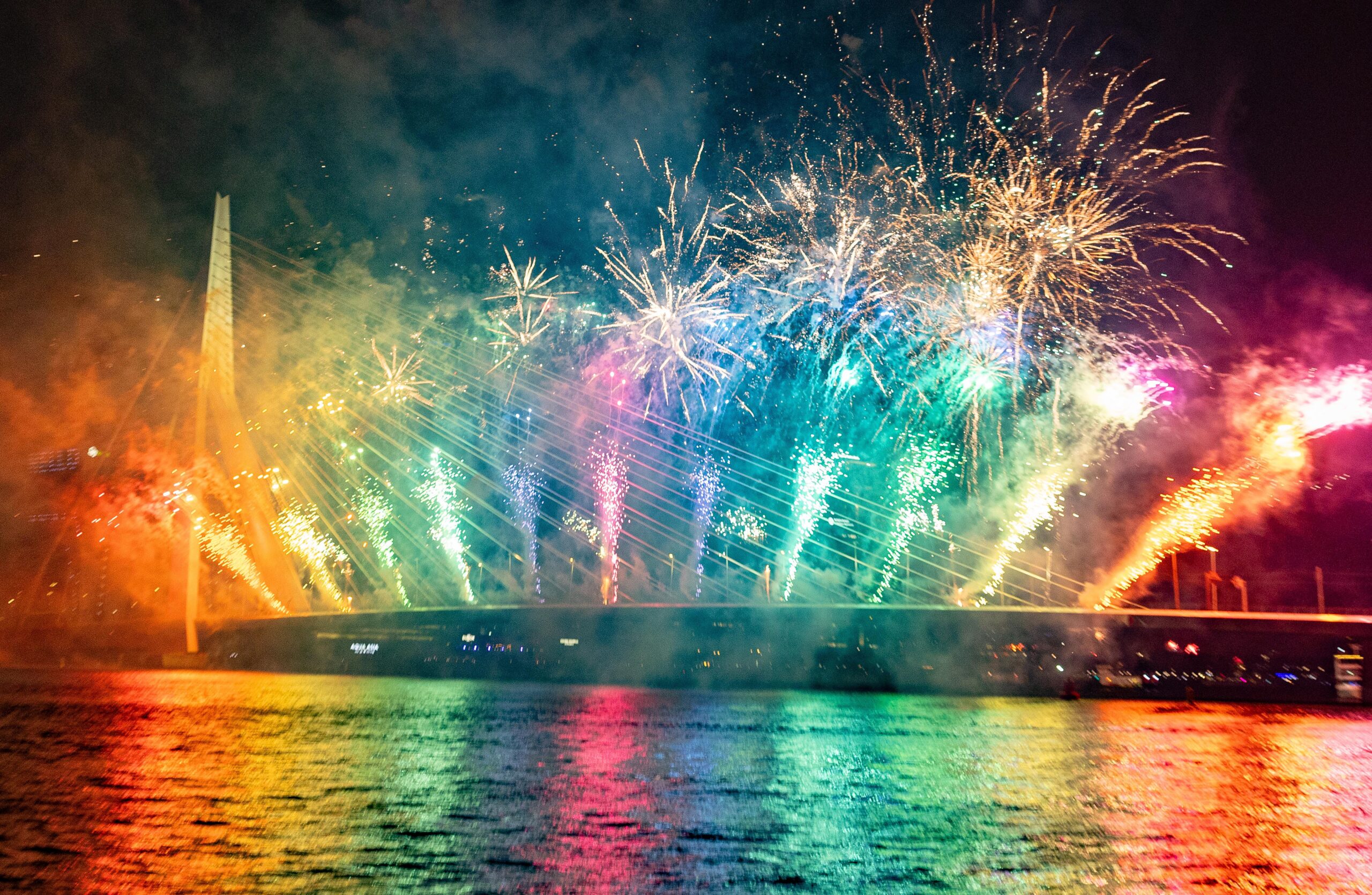 Vuurwerk bij de Erasmusbrug in Rotterdam tijdens de jaarwisseling.