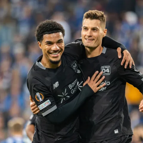 Malik Tillman viert een doelpunt samen met een ploeggenoot van Bayer Leverkusen.