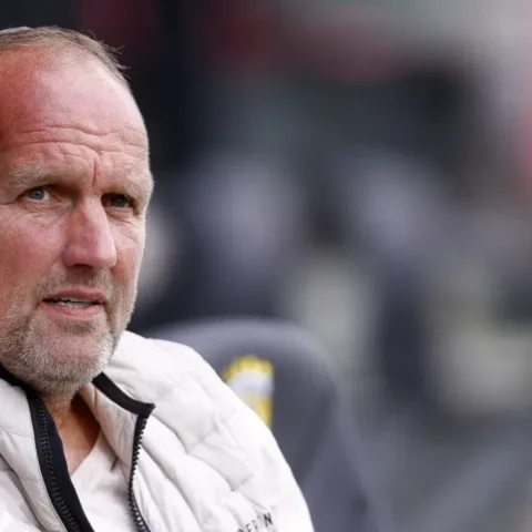 Portret van FC Groningen-trainer Dick Lukkien in een stadionomgeving.